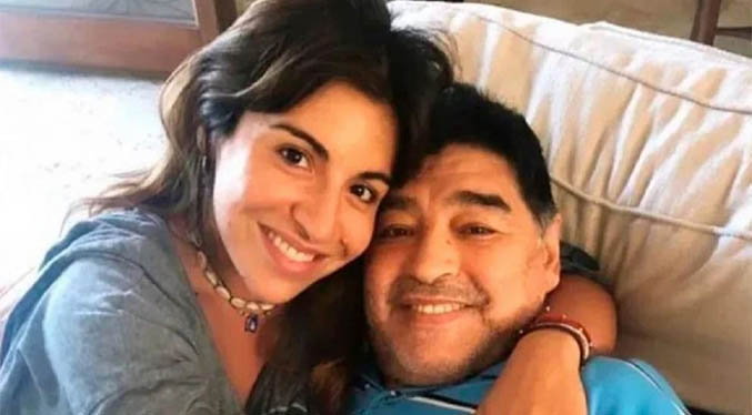 Hija de Maradona se opone a que se subasten las pertenencias de su padre