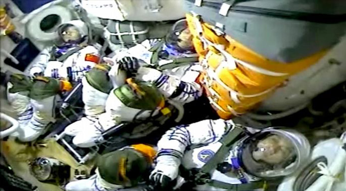 Misión tripulada se acopla con éxito a la estación espacial china