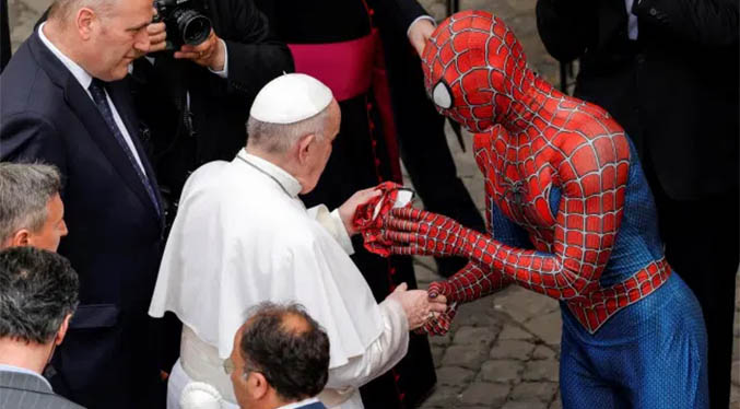 El papa Francisco saluda a Spiderman en el Vaticano (Foto)