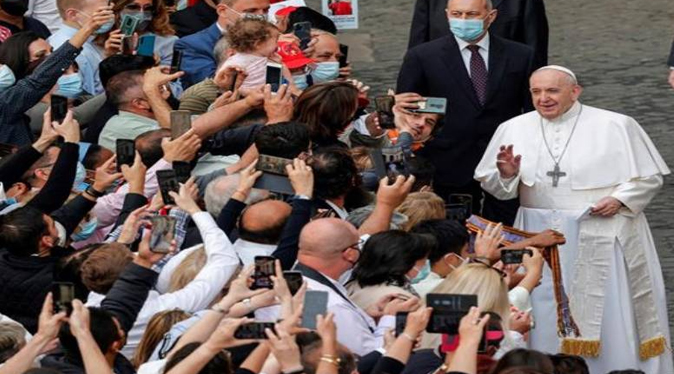 Papa celebra audiencia general con público