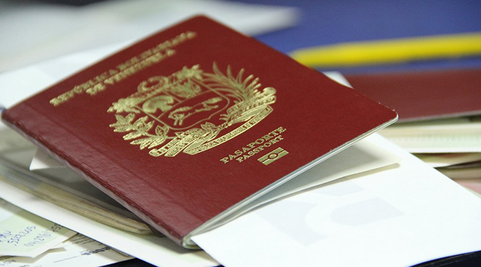 Extienden vigencia de pasaportes venezolanos por diez años en Colombia
