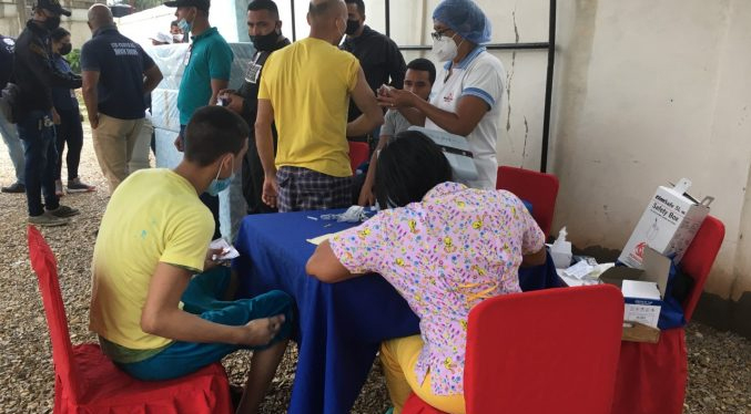 Presos del Cicpc en Sucre reciben vacunas de toxoide y fiebre amarilla