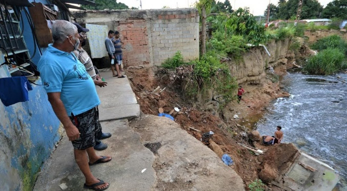 Crecida del río Cabriales pone en peligro a varias familias valencianas