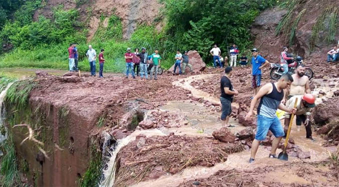 Deslizamientos de tierra por fuertes lluvias en Táchira incomunica La Grita