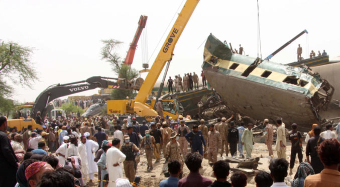 Muertos por la colisión de dos trenes en el sur de Pakistán aumenta a 40