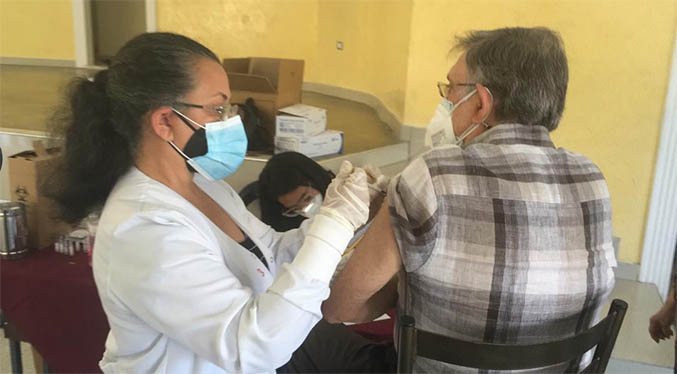 Colegio de Médicos del Zulia : 437 galenos mayores de 60 años reciben vacuna contra el COVID-19
