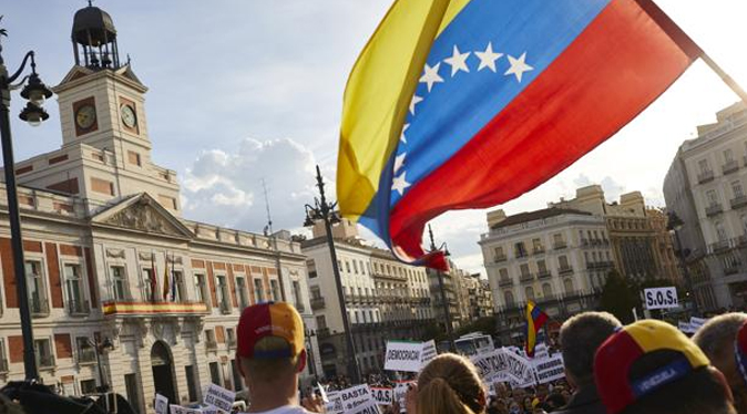 España concede permisos de residencia por razones humanitarias a casi 41 mil venezolanos