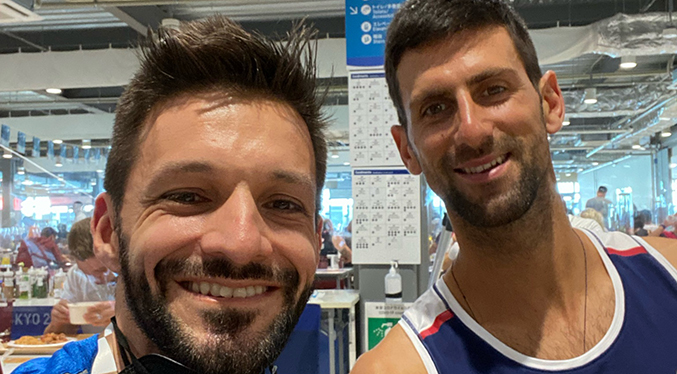 El Karateca Antonio Díaz y el astro del tenis Novak Djokovic posan para una selfie en los JJ OO