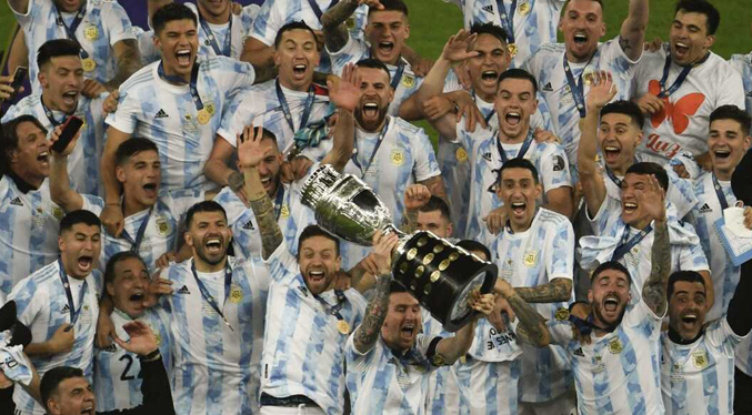 La selección de Argentina regresa al país tras la consagración en el Maracaná