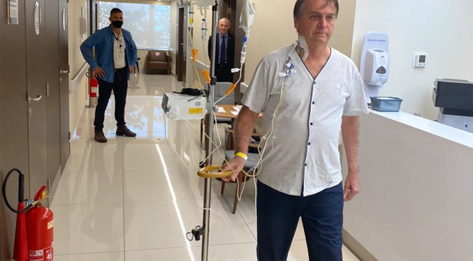 Bolsonaro difunde una foto en la que camina por el hospital