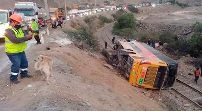 Saldo fatal por volcamiento de un bus en Perú