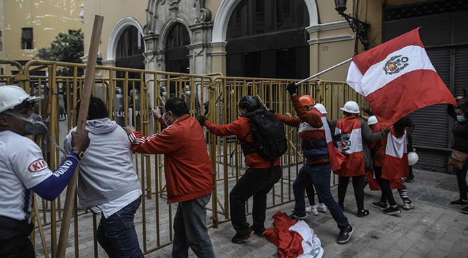 Seguidores de Keiko Fujimori marchan a Palacio y atacan auto de ministros