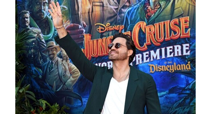 Édgar Ramírez desfila en la alfombra roja de la premier de Jungle Cruise
