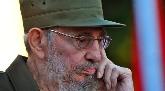 Cubanos rompen el cuadro de Fidel Castro (Video)