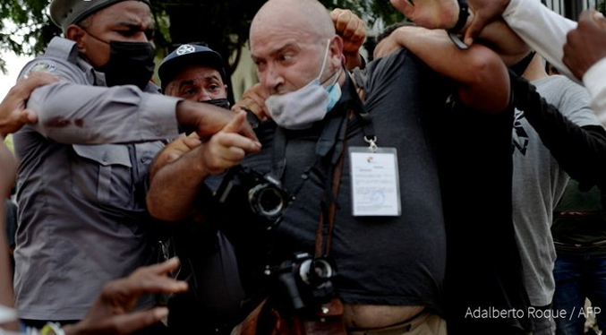 Fotógrafo de AP es atacado durante las protestas en Cuba