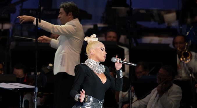 Dudamel y Christina Aguilera deleitan en dos conciertos con la Filarmónica de Los Ángeles