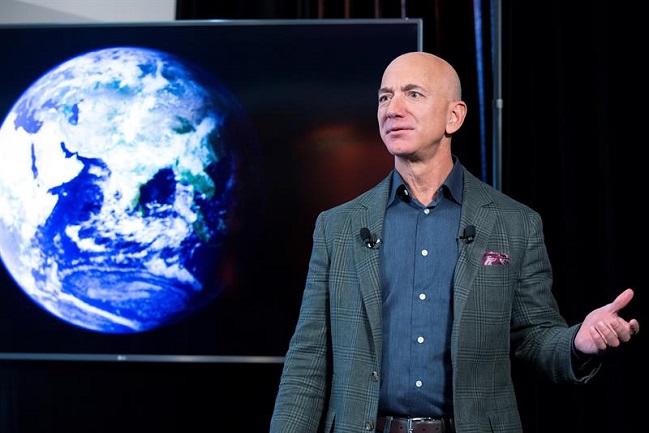 Jeff Bezos deja de ser consejero delegado de Amazon y le sustituye Andy Jassy