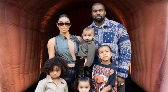 Kim Kardashian y Kanye West viajan con sus hijos en medio del divorcio