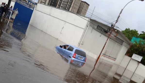 Más de 10 horas continuas de lluvias inundan varias zonas de Caracas y Maracay