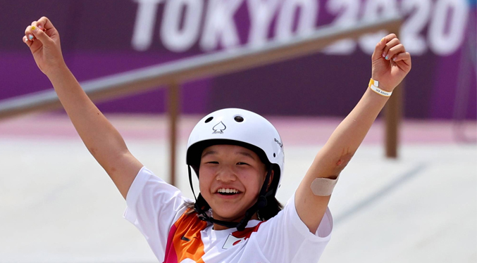 Una niña de 13 años gana el oro en skateboard y hace historia en Tokio