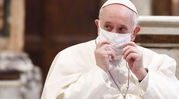 El Papa leyó algunos periódicos y se levantó a caminar