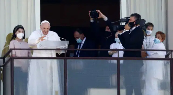 El Papa realiza el Ángelus desde el balcón del hospital