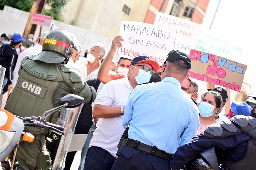 Habitantes de Maracaibo reclaman frente a Hidrolago agua limpia (+video)