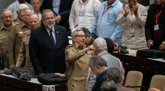 Reaparece Raúl Castro en una reunión del Partido Comunista