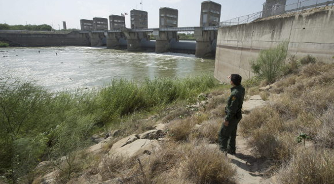 Encuentran el cadáver de un migrante al borde del río Bravo