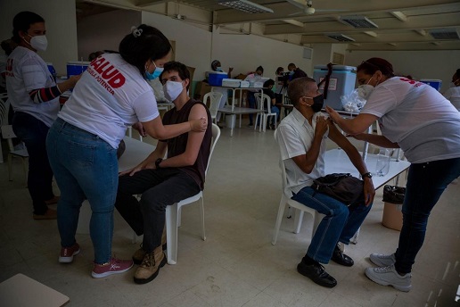 Entre dudas y quejas, la vacunación avanza despacio en Venezuela