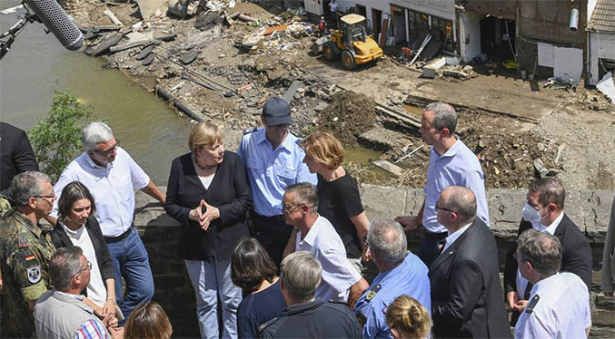 Merkel acude a zona afectada por inundaciones con 156 muertos
