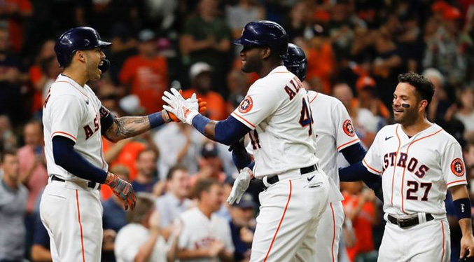 Astros se apoyan en Altuve y Álvarez para ganar 9-6 a Atléticos