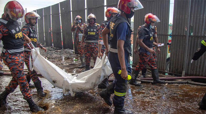 Al menos 49 muertos en incendio en una fábrica de Bangladesh