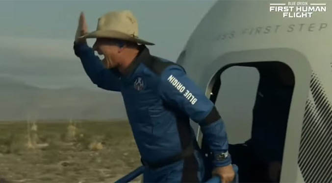 Jeff Bezos vuelve a tierra tras alcanzar el espacio en cohete de Blue Origin (Video)