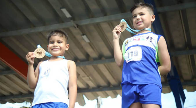 Niños y niñas participan en la primera carrera infantil Lago Runners Kids en Maracaibo
