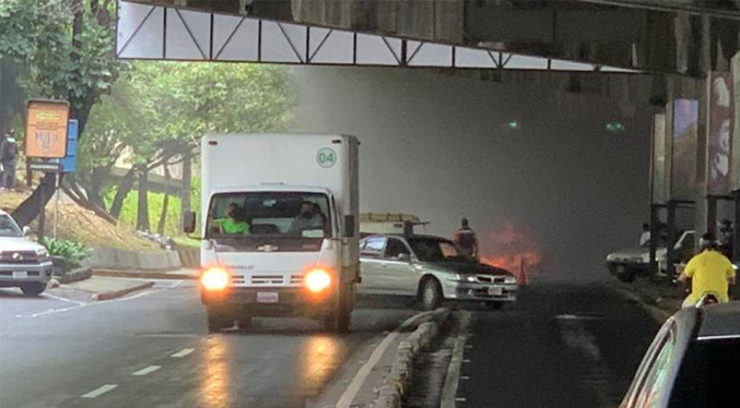 Se incendió vehículo en frente a Paseo Las Mercedes en Baruta