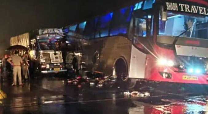 Al menos 18 fallecidos deja colisión de un camión contra un autobús en la India