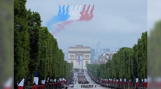 Desfile del Día de la Bastilla, fiesta celebrada en Francia por primera vez en 2 años