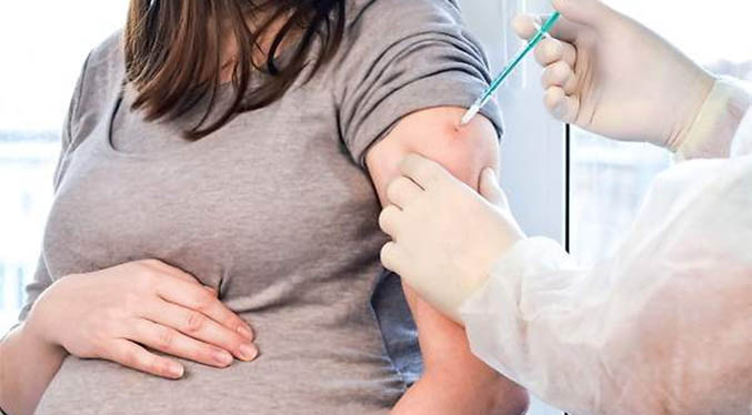 OMS incluye a embarazadas en la lista de prioridad para vacunación