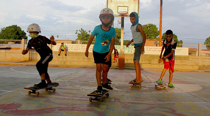 Los niños viven una gran aventura en la Escuela de Patineta de la Zona Oeste (Fotos)