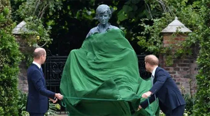 Los príncipes William y Harry inauguran la estatua de Lady Di