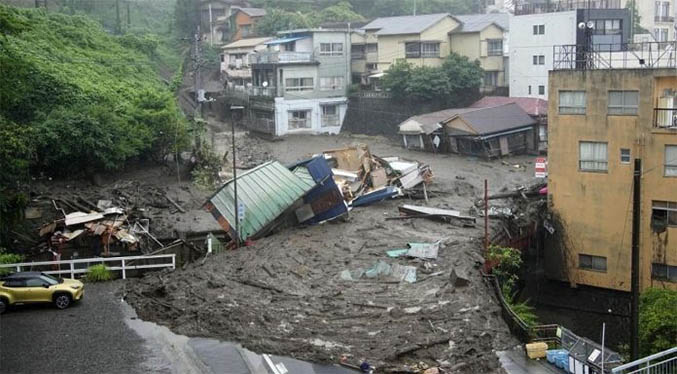 Hallan a seis supervivientes del deslizamiento de tierra en Japón (Videos)