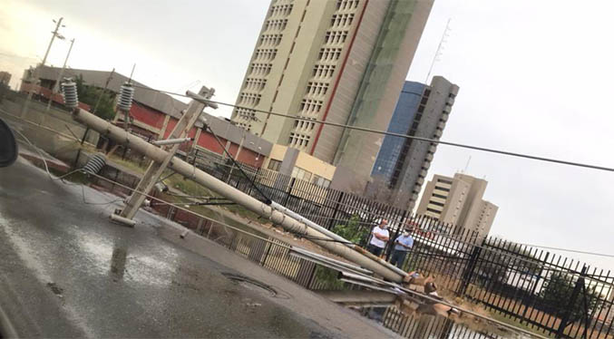 Postes caídos y cortes eléctricos deja repentina lluvia en Maracaibo este 19-J