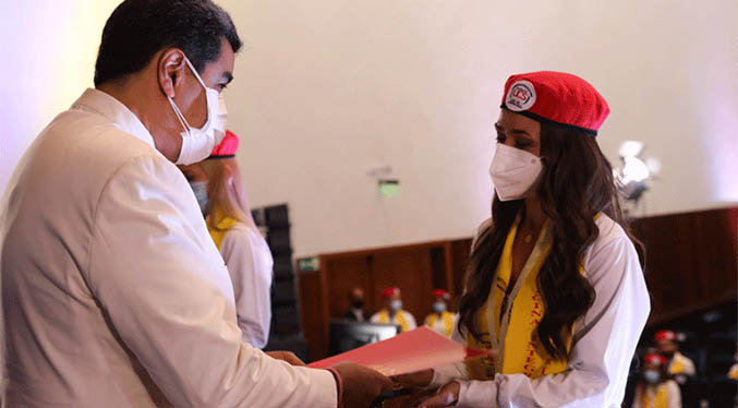 Maduro anuncia plan de vacunación anticovid para personal universitario