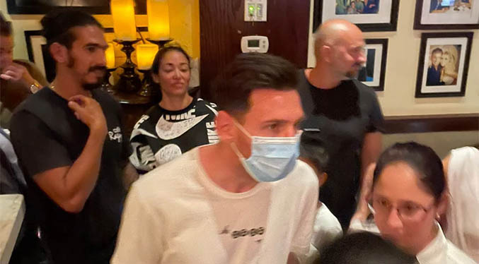 Una multitud «acorrala» a Messi a la salida de un restaurante en Miami (Video)