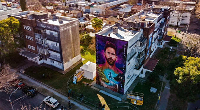Mural gigante celebra al Messi “de otra galaxia” en su Rosario natal