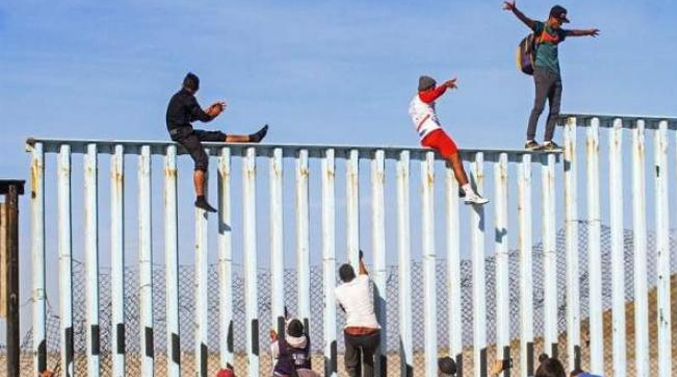 Migrante mexicano fallece al intentar escalar valla con la frontera de EEUU