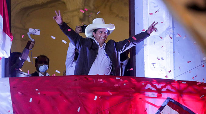 Autoridades electorales confirman a Pedro Castillo como presidente de Perú