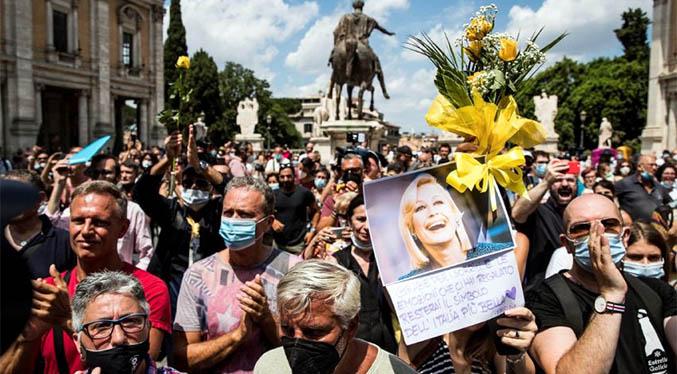 Cientos de personas siguen el funeral de Raffaella Carrà en Roma