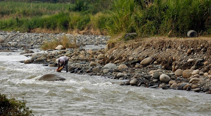 Hallan maniatado el cadáver de una venezolana apuñalada en río de Colombia